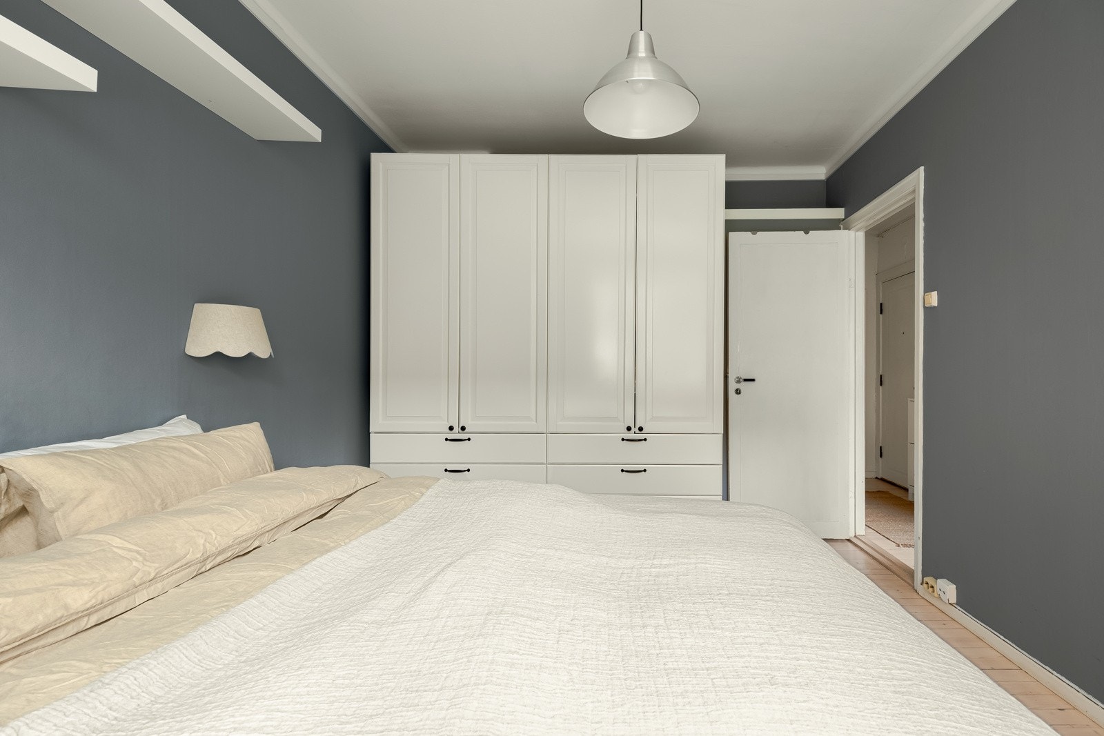 Her er det plass til den dobbeltsengen du måtte ønske, nattbord og garderobeskap. Galleribilde