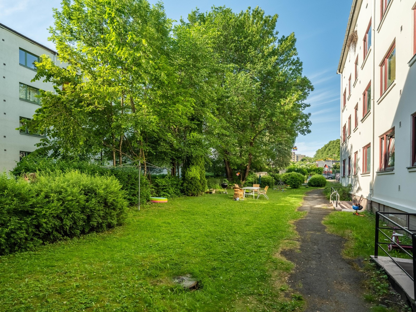 Rett utenfor soverommene, med utgang fra oppgangen, finner vi denne herlige bakgården. Galleribilde