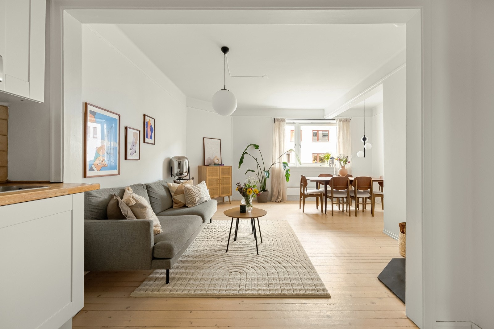 Vi fortsetter inn i den romslige stuen. Galleribilde