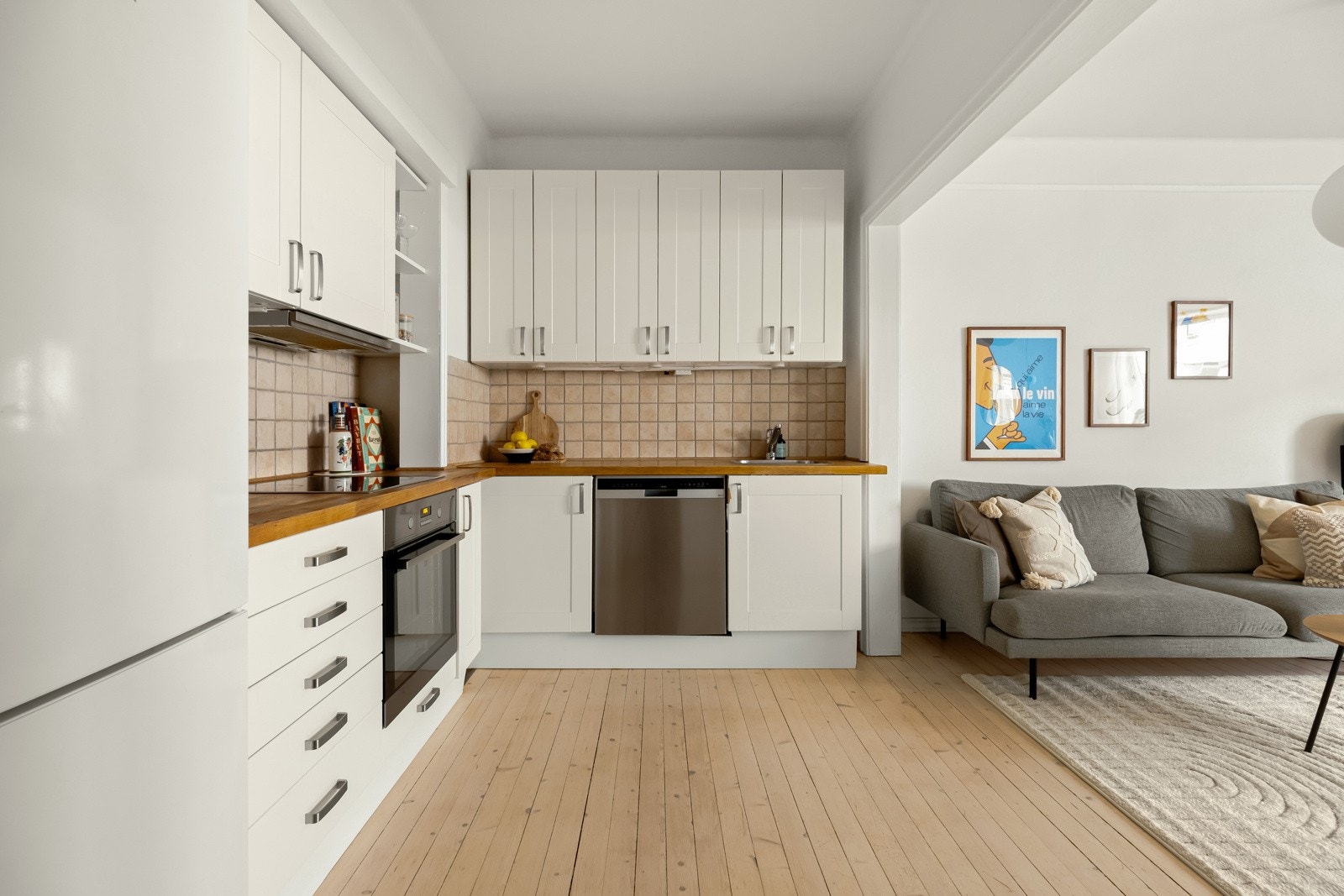 Hvitevarer, som frittstående kombiskap, oppvaskmaskin, stekeovn og koketopp, følger med i salget. Galleribilde