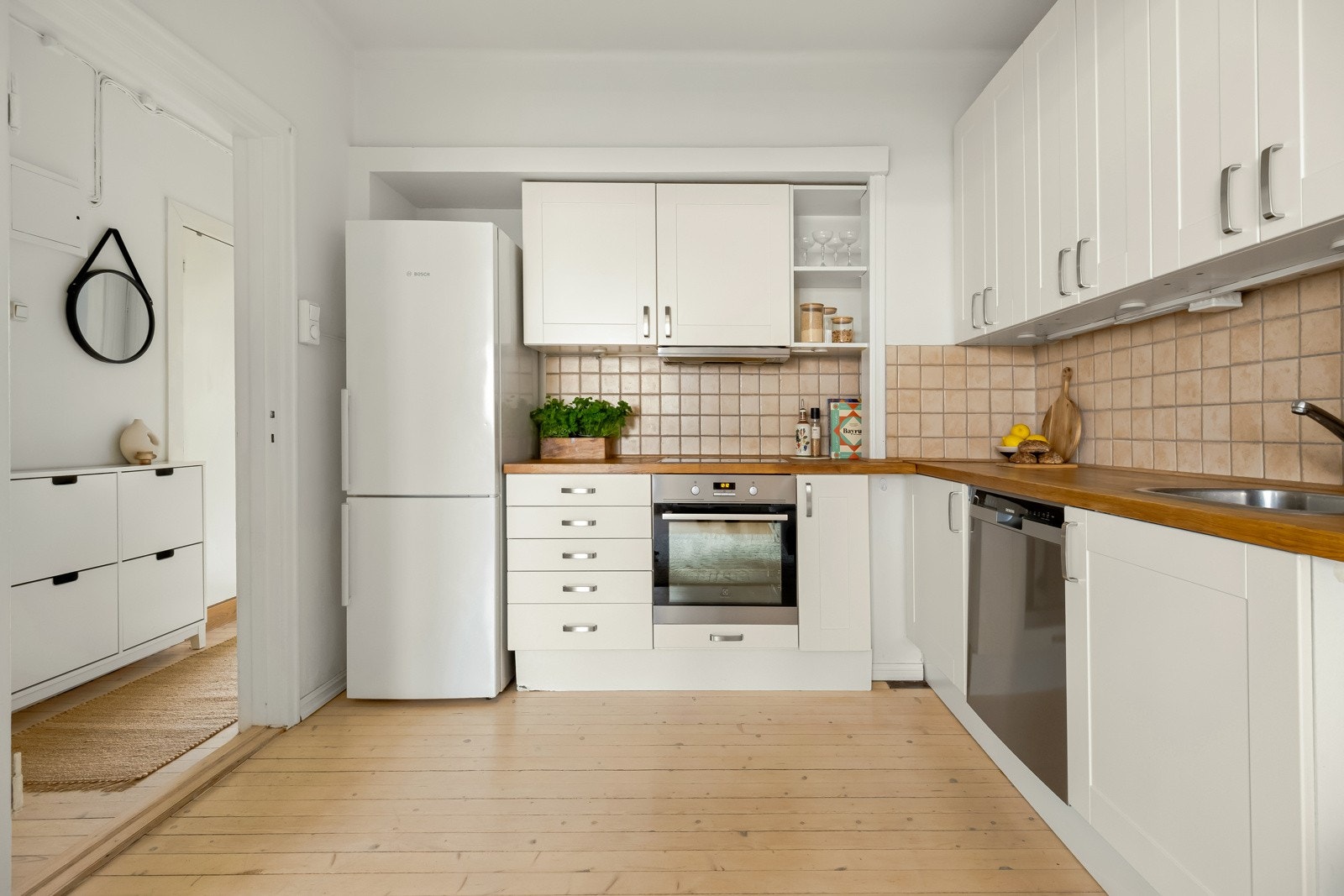 Kjøkkenet består av profilerte og folierte fronter, heltre benkeplater og stålkum med blandebatteri. Galleribilde