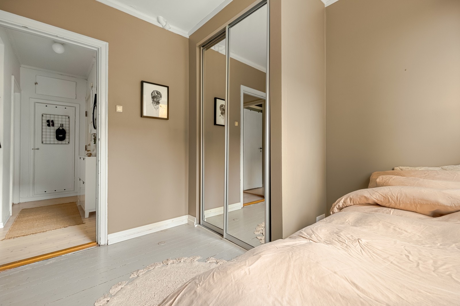 Det innebygde skapet med speilskyvedører følger med i salget. Inne i skapet finner vi også plass og opplegg for vaskemaskin. Galleribilde