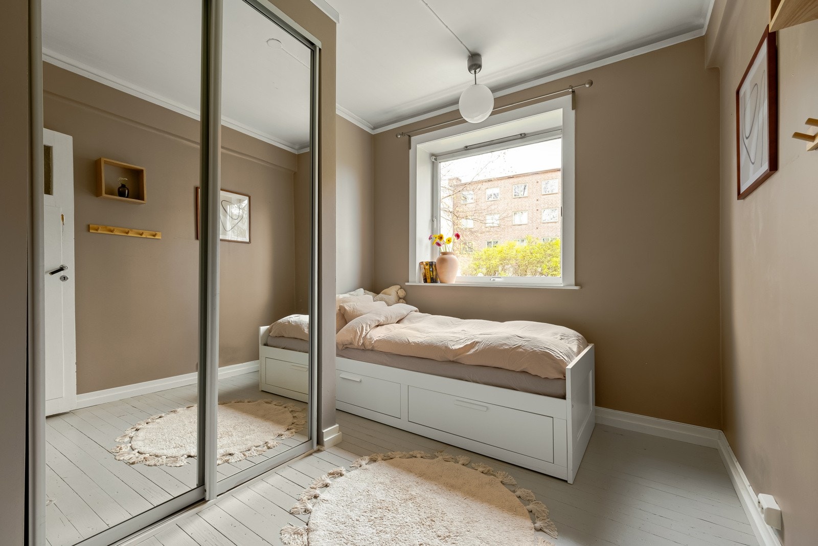 Det andre soverommet har også rikelig med plass til garderobe, seng eller kontorpult. Galleribilde