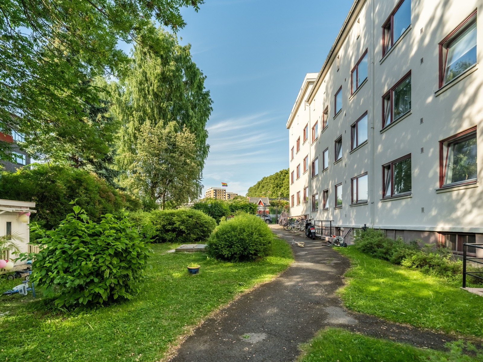 Leilighetens to soverom vender ut mot denne frodige og fine bakgården. Verdt en titt med én gang! Galleribilde