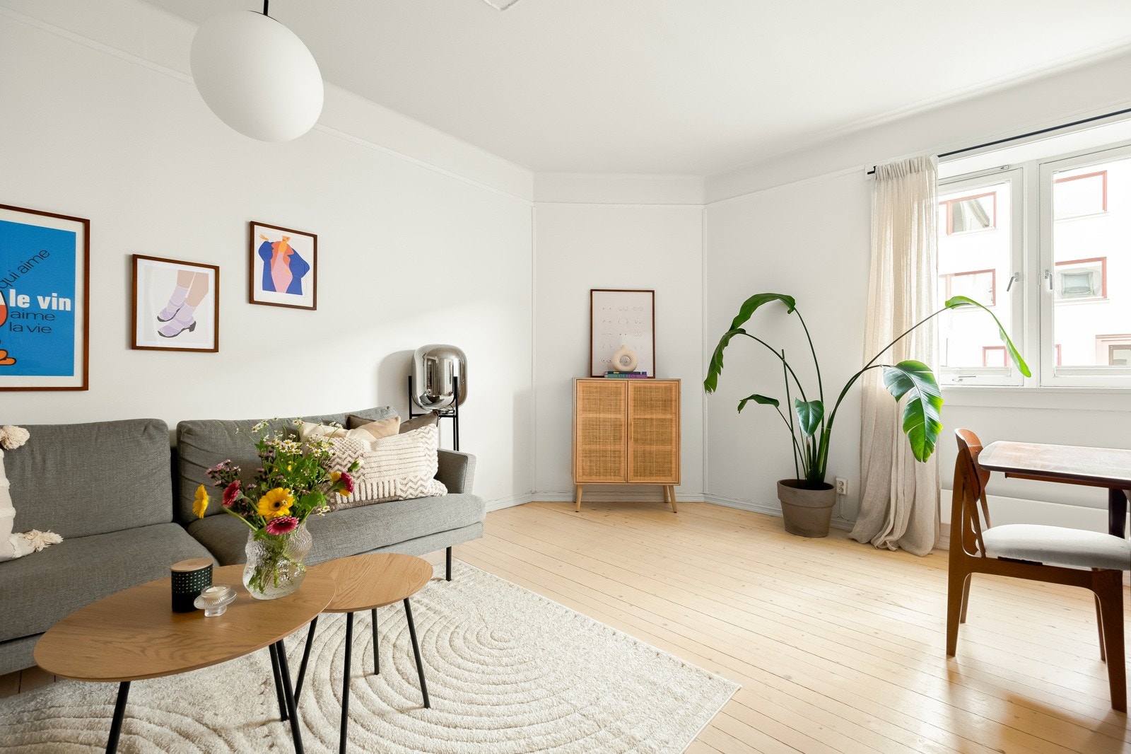 Vegger er lysmalte og på gulvet finner vi det sjarmerende, originale tregulvet. Galleribilde