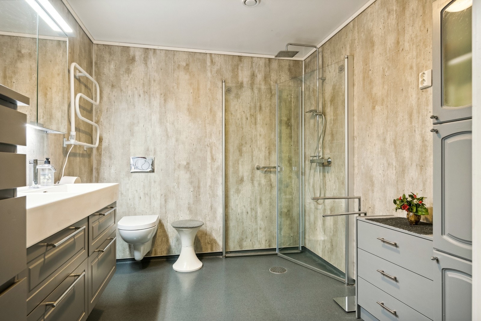 Baderomsplater gjør det enkelt å holde badet rent. Galleribilde