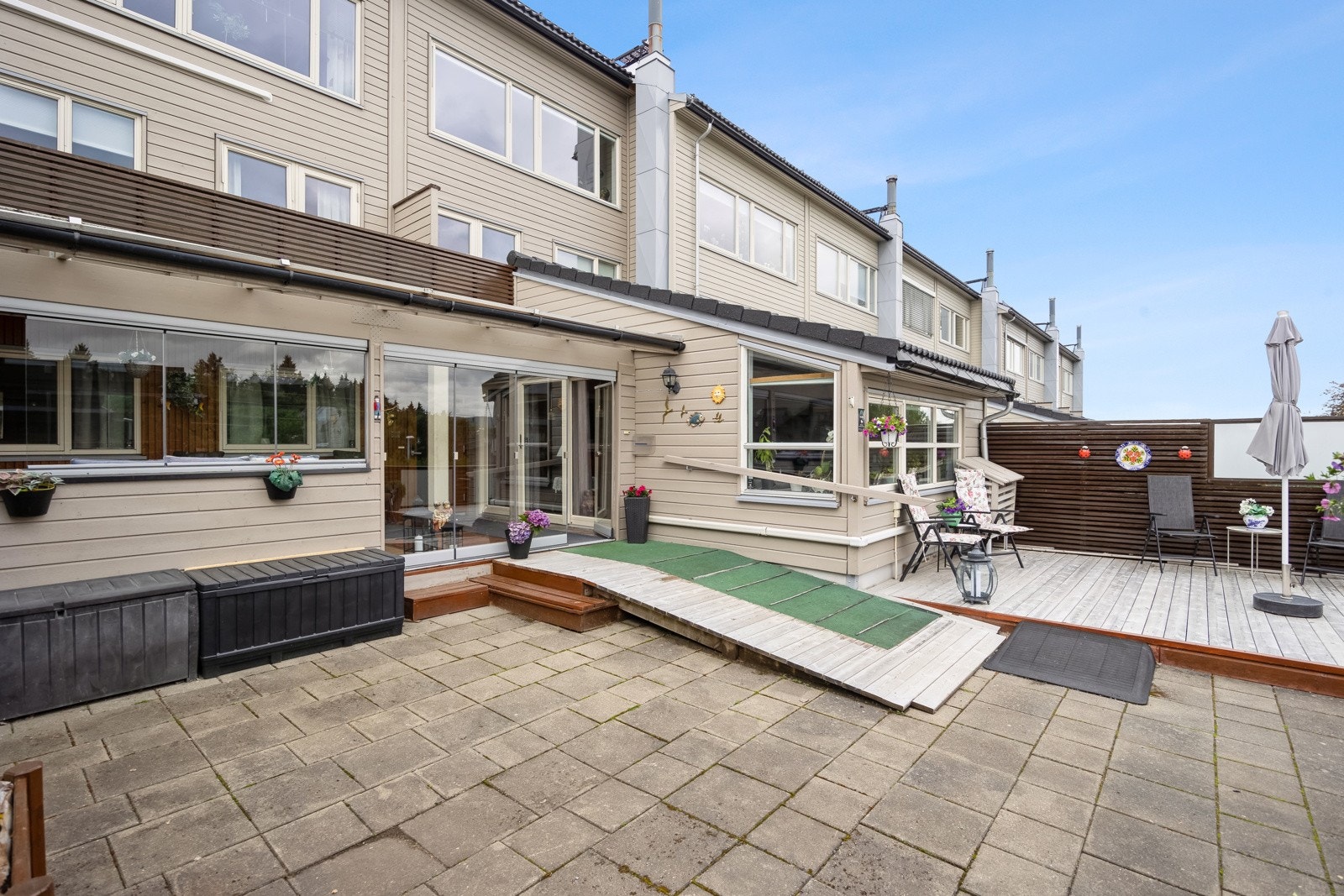 Leiligheten har blitt omfattende oppgradert siden 2017, blant annet er uteområdet påbygget overbygd terrasse og rampe. Galleribilde