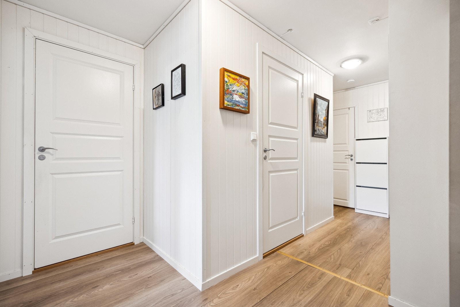 Øvrige rom og gang har slette vegger og lekkert, slitesterkt laminatgulv. Galleribilde