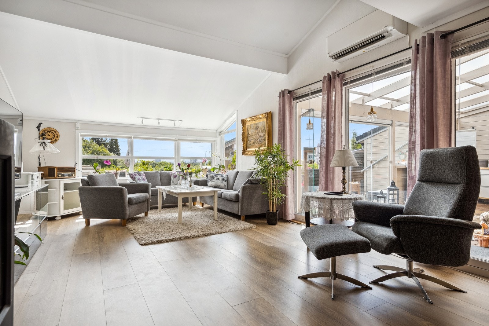 Det er flere muligheter for møbleringssoner i stua. Galleribilde
