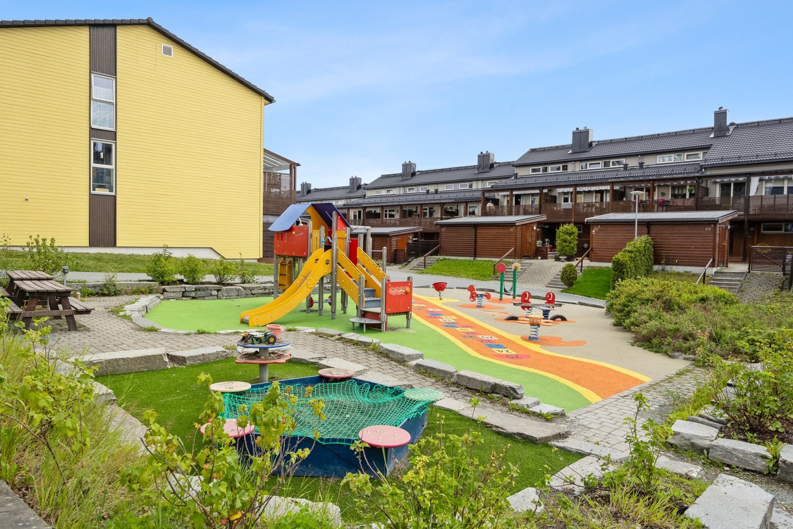 Borettslaget har en fantastisk opparbeidet og barnevennlig tomt som alle beboere og besøkende kan benytte. Galleribilde