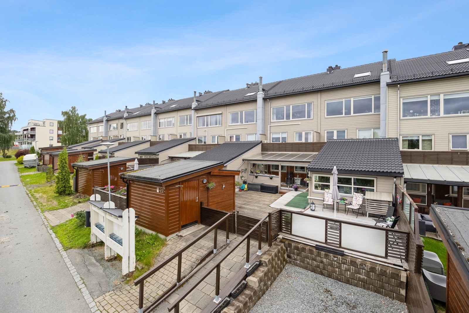Leiligheten er på ett plan og ligger i rekkehuskjede på Nedre Flatåsen. Galleribilde