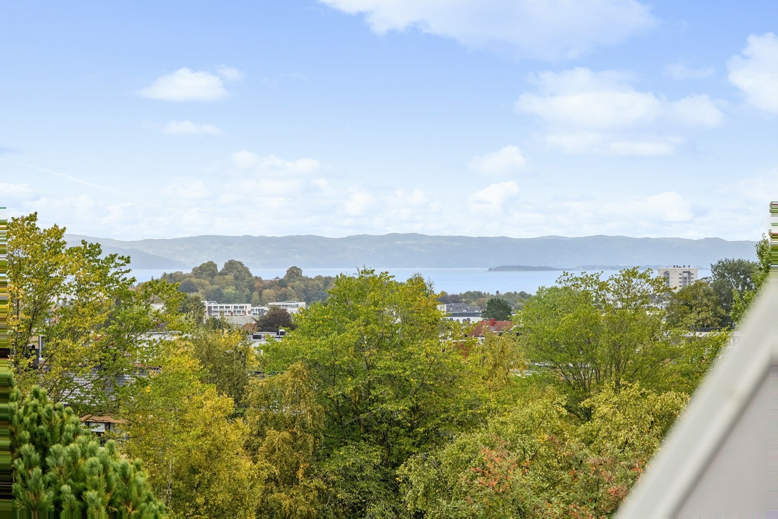 Panorama over fjorden mot fosenalpene. Galleribilde