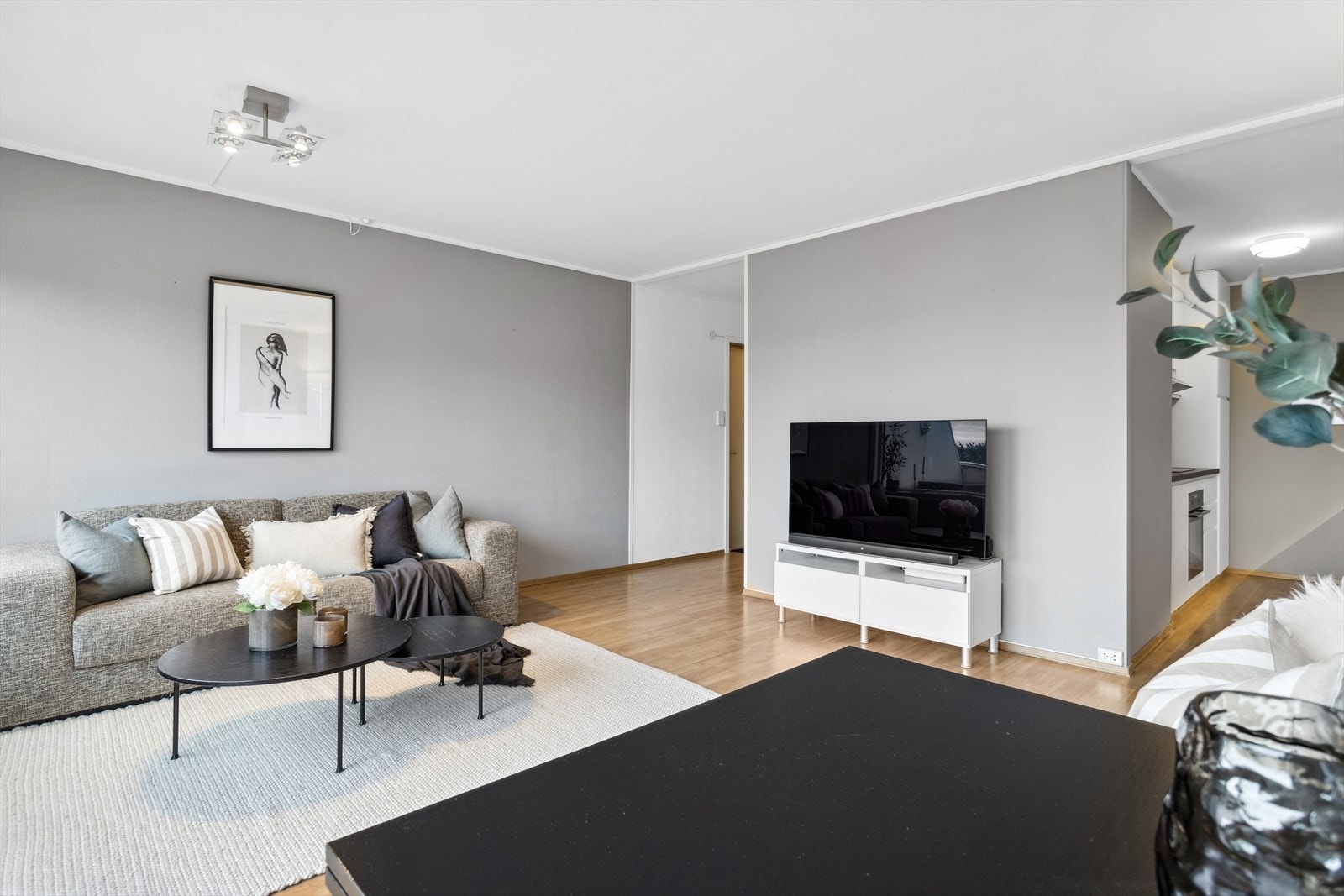 Leiligheten har moderne farge- og materialvalg på alle rom som gjør at den fremstår med et tidsmessig preg. Galleribilde