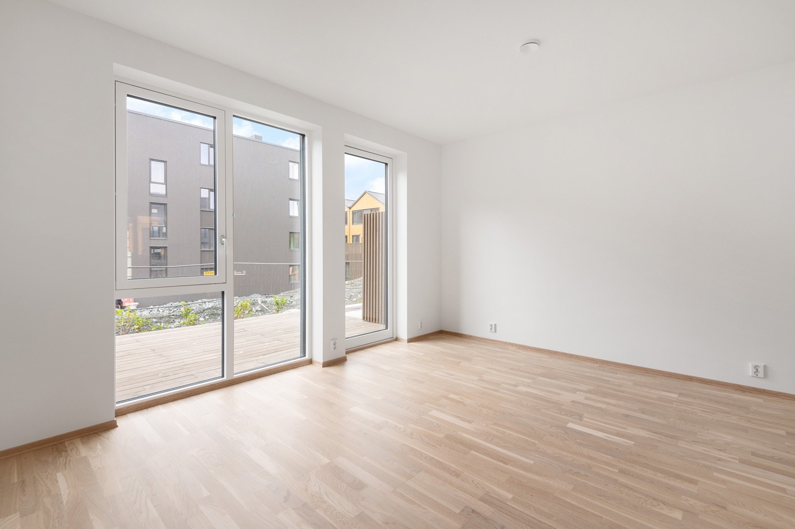 Store vindusflater som strekker seg fra gulv til tak. Galleribilde