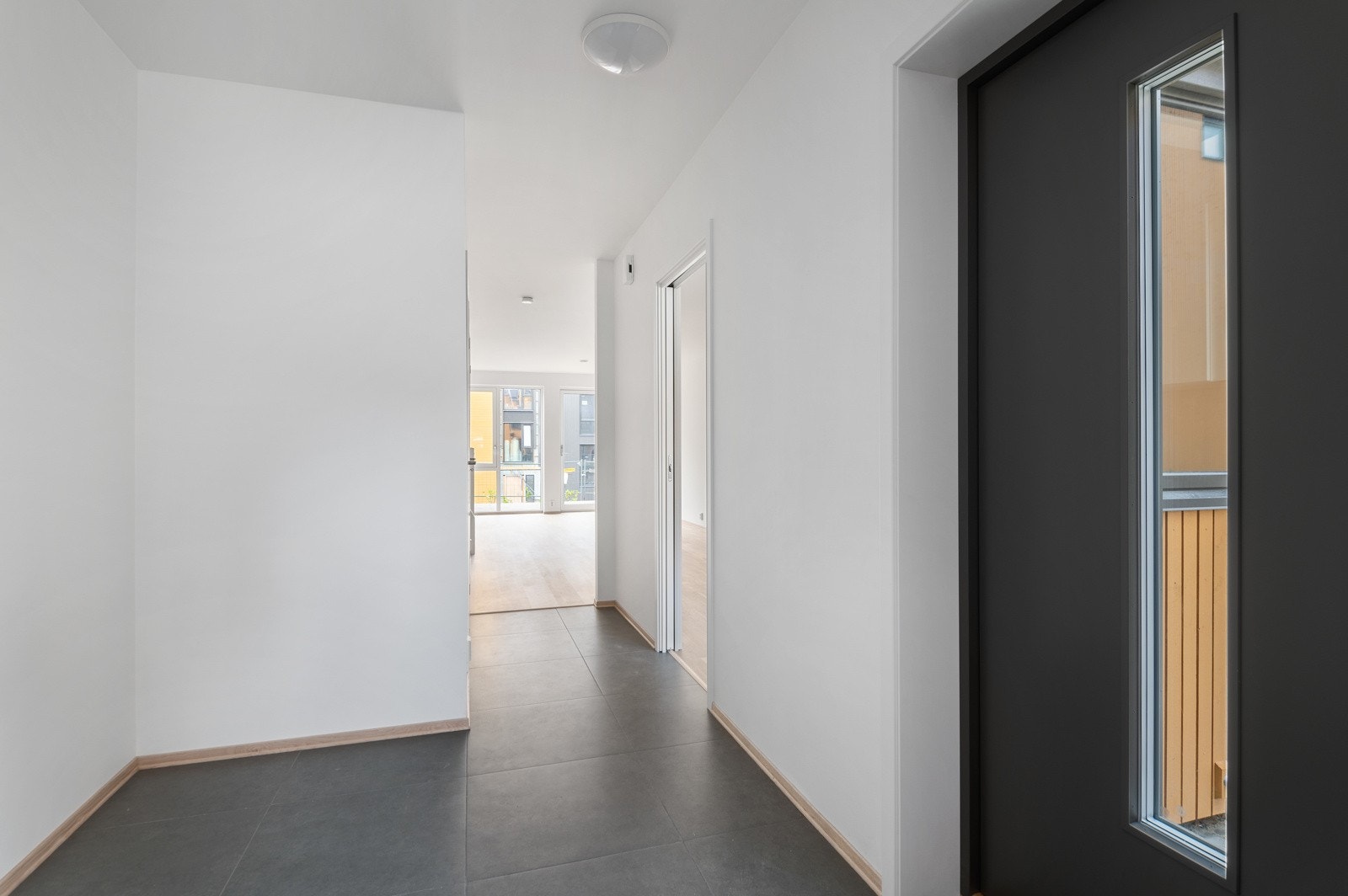 Flislagt entré med gulvvarme og bod rett ved Galleribilde