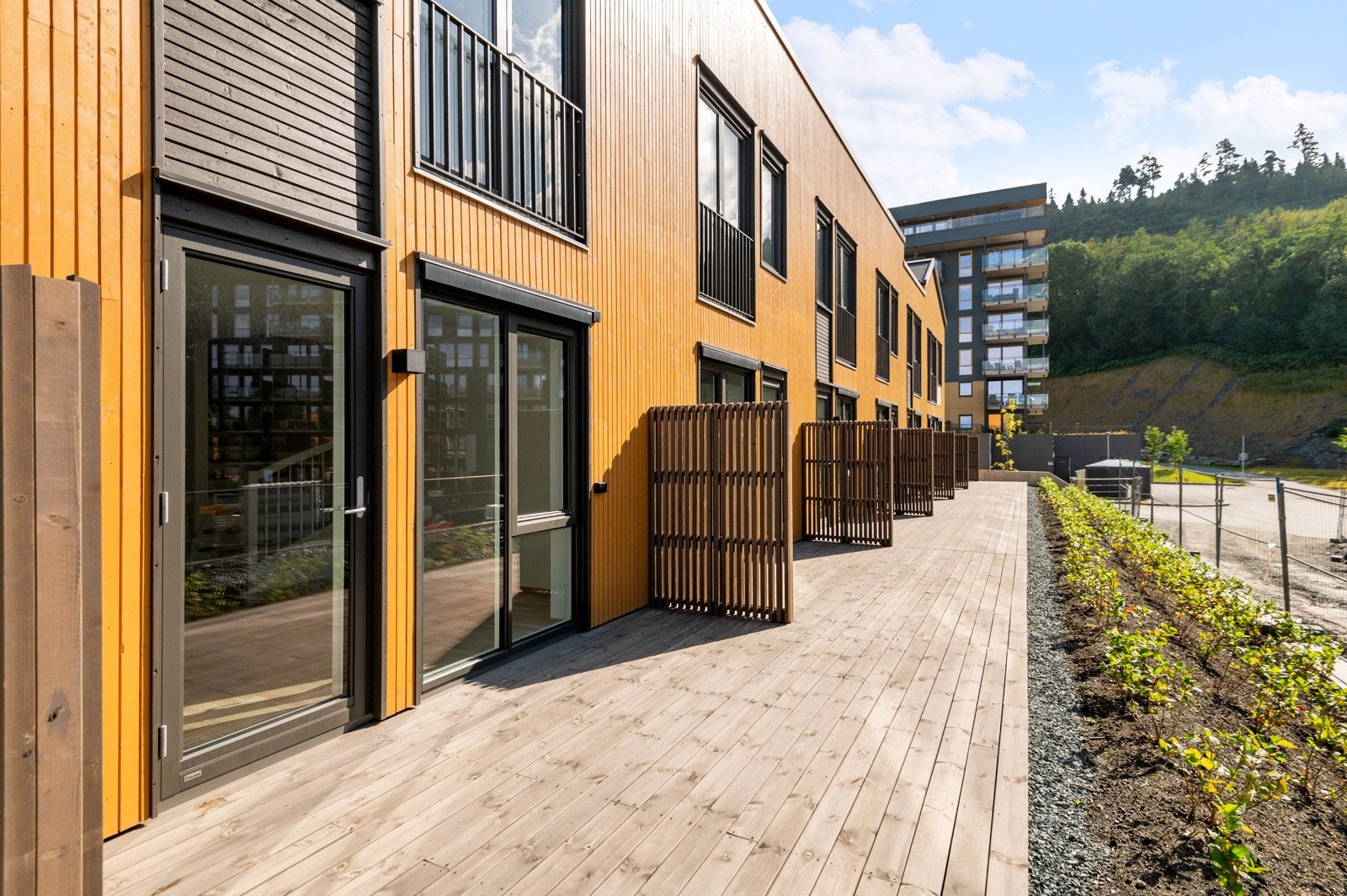 Fra stuen er det utgang til terrasse på ca. 13 kvm - Gode solforhold Galleribilde