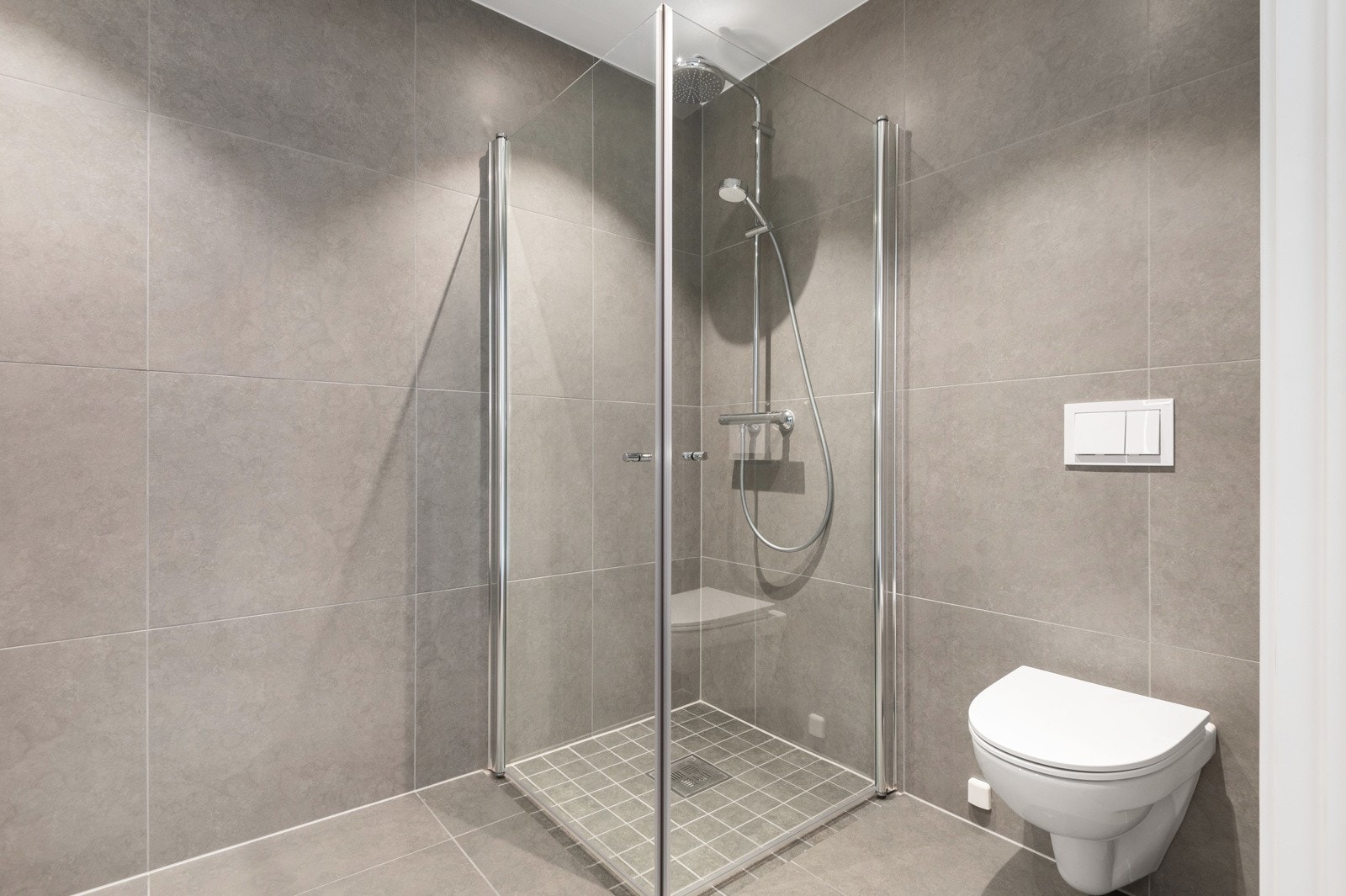 Smakfulle og moderne fliser - Dimming lys på begge baderom Galleribilde