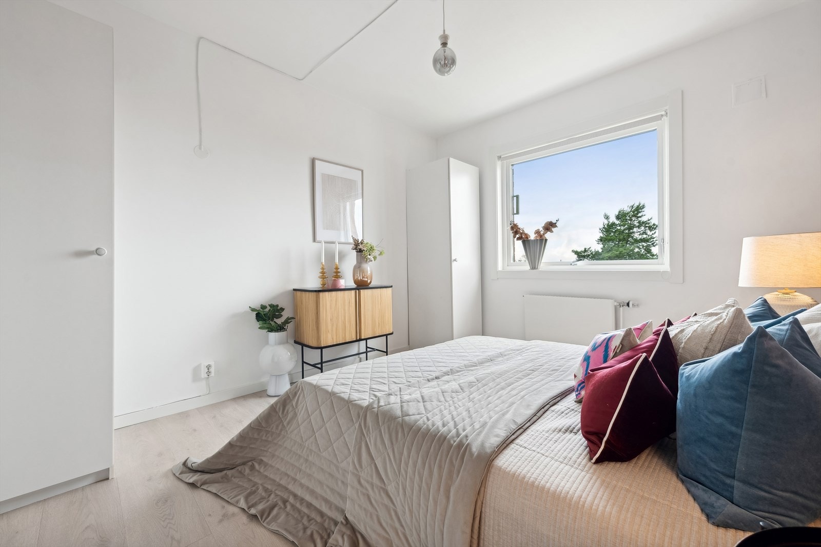 Det er oppbevaringsplass i garderober. Galleribilde