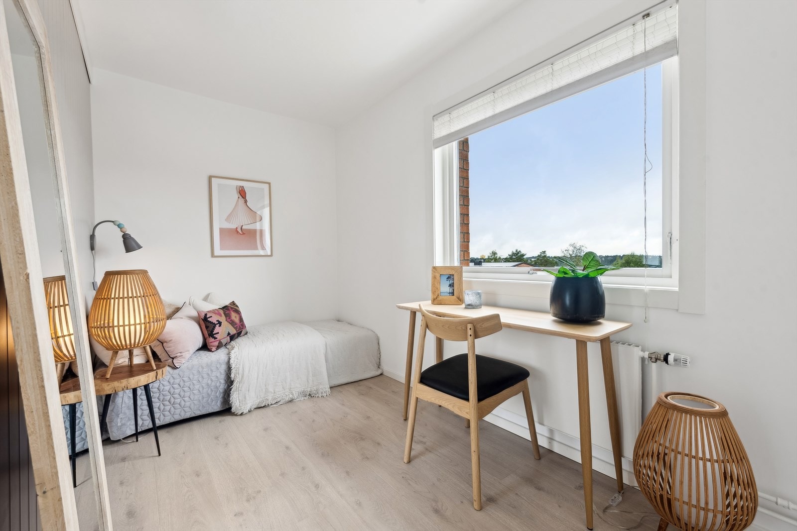 Soverom nr to er også av god størrelse. Flott utsikt fra stort vindu. Galleribilde