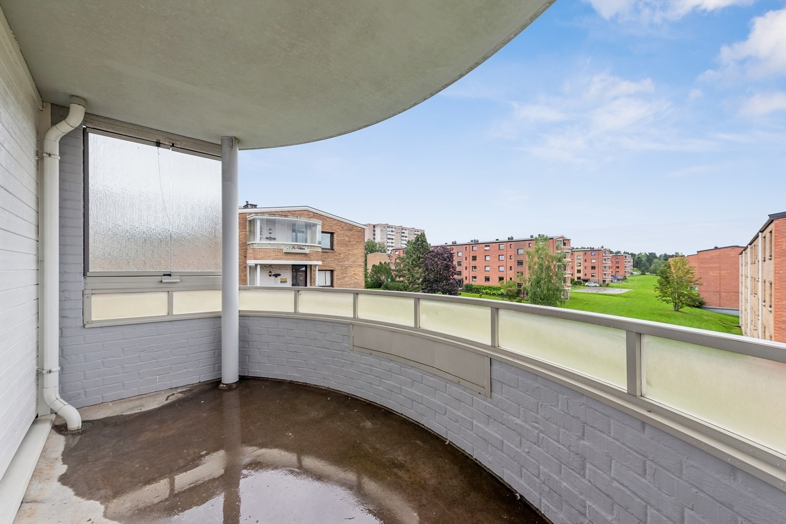 Balkongen er stor og overbygget. Her får du fritt utsyn! Galleribilde