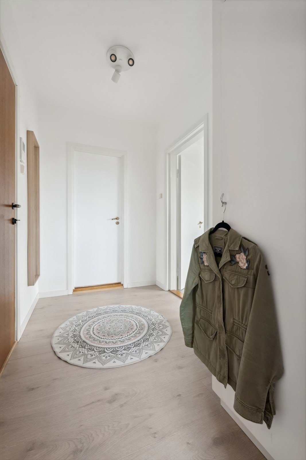 Velkommen inn! Entréen er av god størrelse. Galleribilde