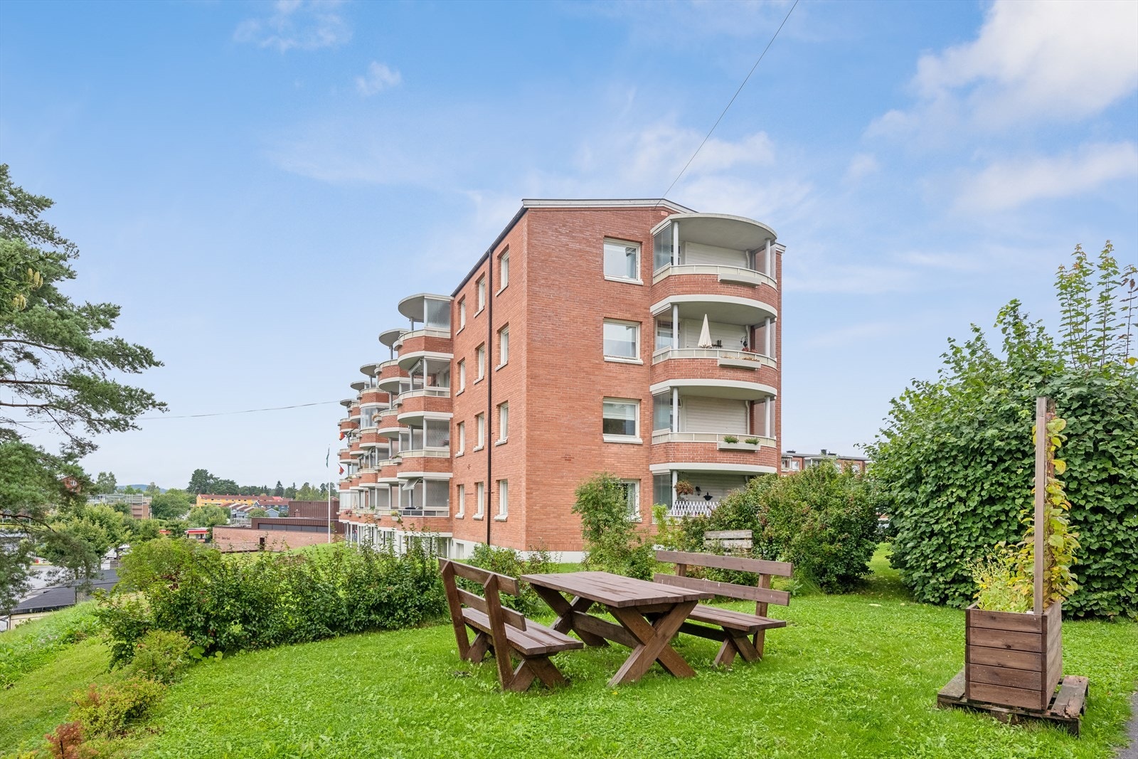 I borettslaget finner du flere sittegrupper og store grøntarealer mellom blokkene. Galleribilde