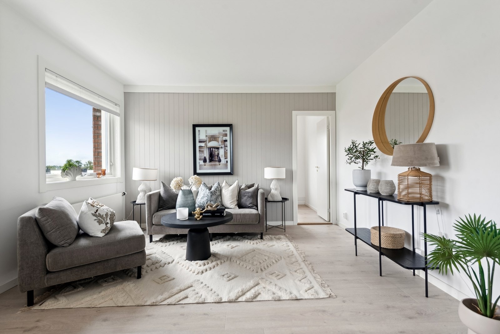 Stuen har god plass til sofakrok og mediemøblement. Galleribilde