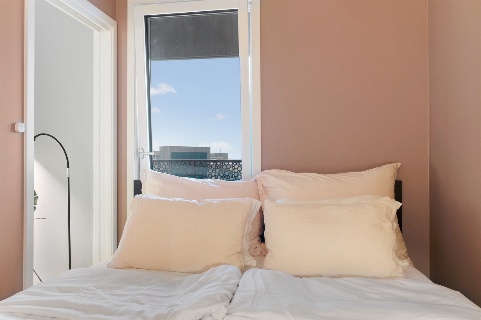 Rommet har plass til dobbeltseng, garderobeskap og skrivebord Galleribilde