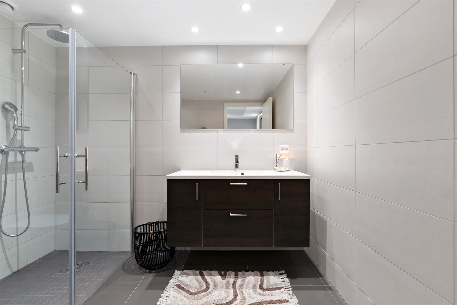 Delikat flislagt bad fra 2022 Galleribilde