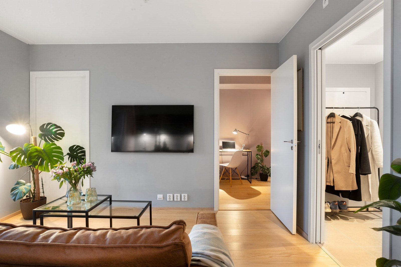 Stuen kan fint innredes med sofa, bord, TV og tilhørende møblement Galleribilde