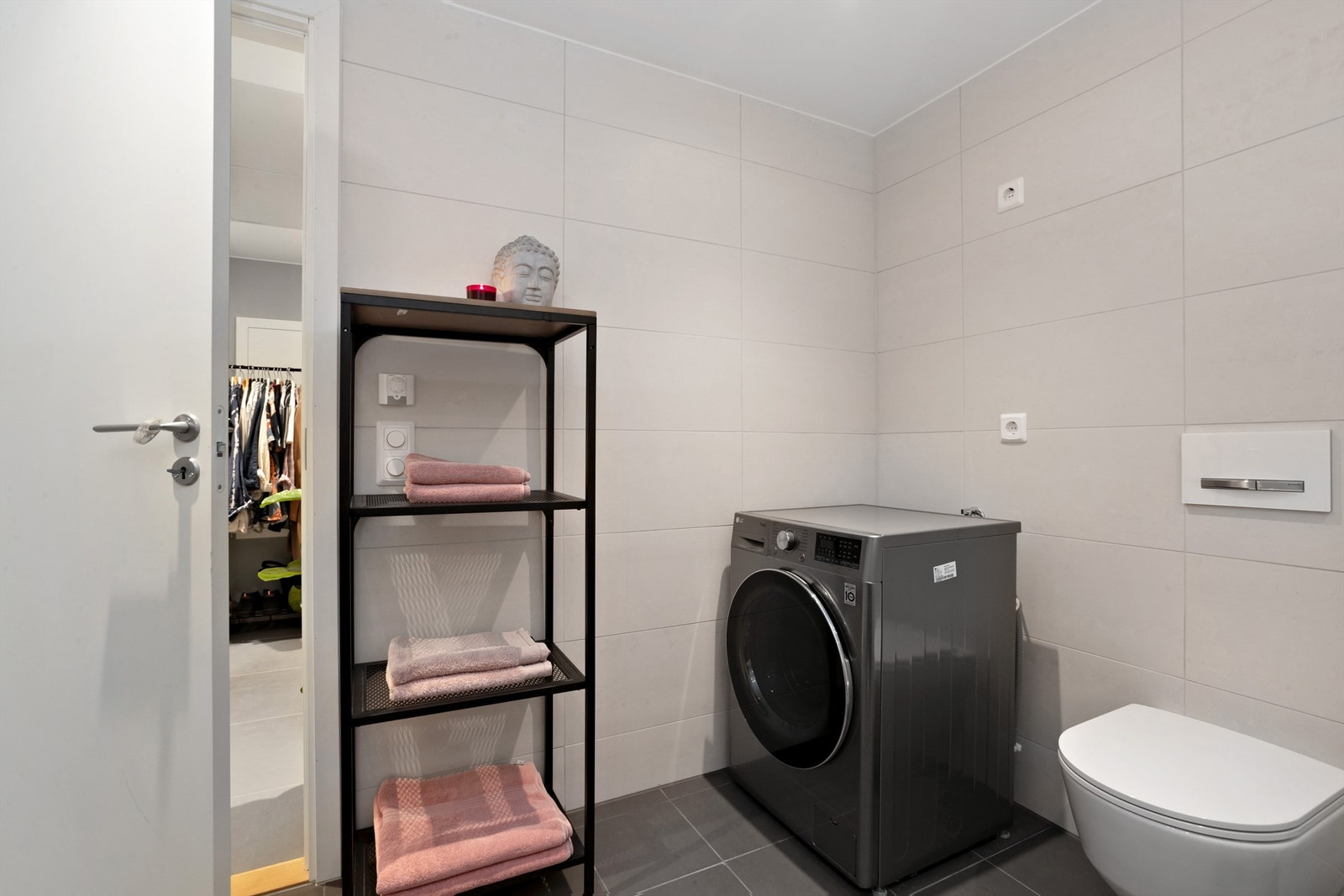 Avtrekk er tilknyttet balansert ventilasjon og det er tilluftsspalte under dørblad Galleribilde