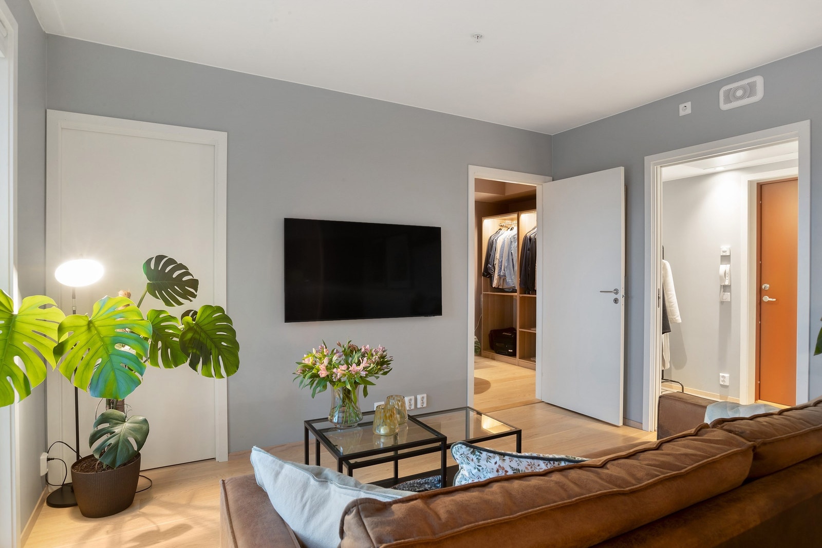 Gulvflater er belagt med 1- stavs eikeparkett. Vegger og himling er av slettmalte overflater Galleribilde