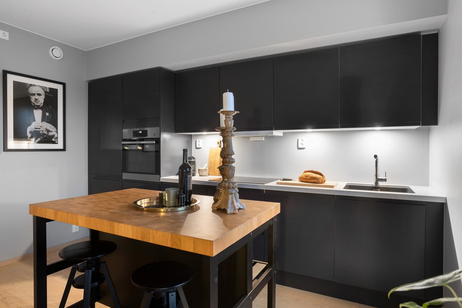 Kjøkkenet har integrerte hvitevarer med oppvaskmaskin, platetopp, stekeovn og kombiskap med kjøl/frys Galleribilde