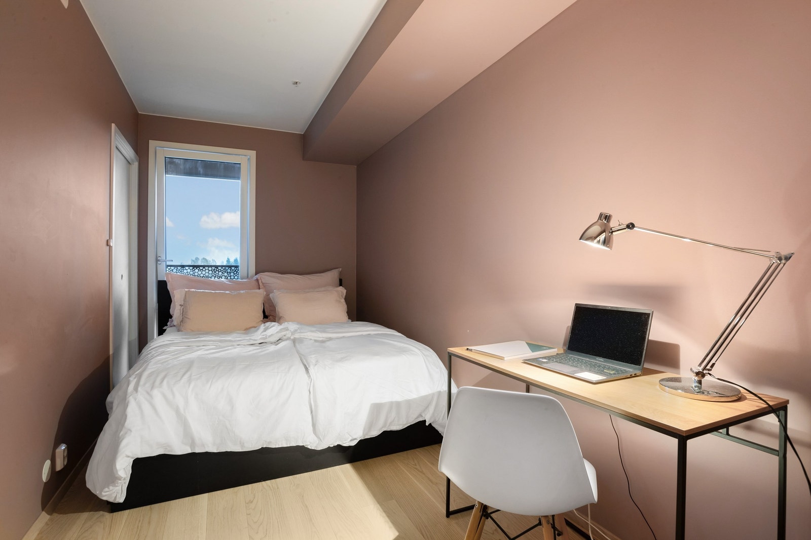 Leiligheten har et romslig soverom som er malt i en dus og tidsriktig farge Galleribilde