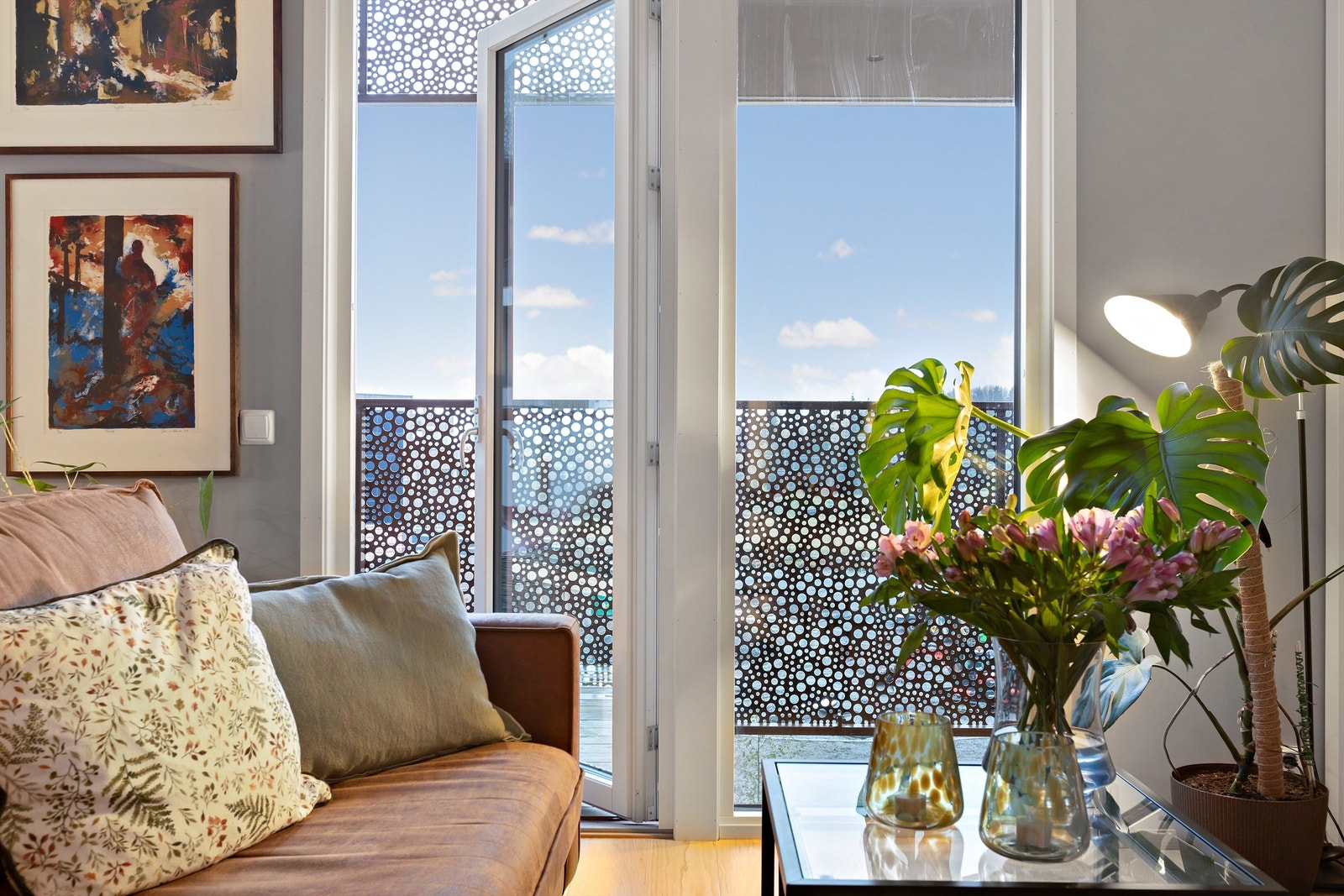 Fra stuen er det utgang til sydvendt, overbygget balkong Galleribilde