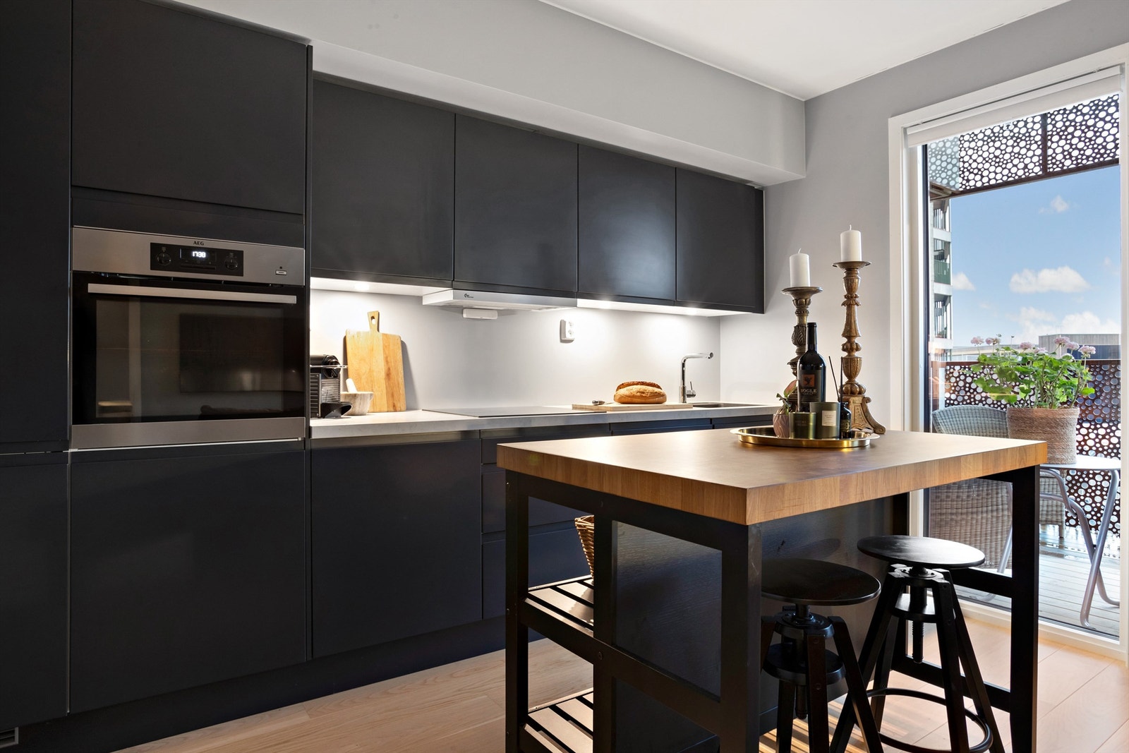 Fin kjøkkeninnredning fra Sigdal, med slette fronter og laminat benkeplate Galleribilde