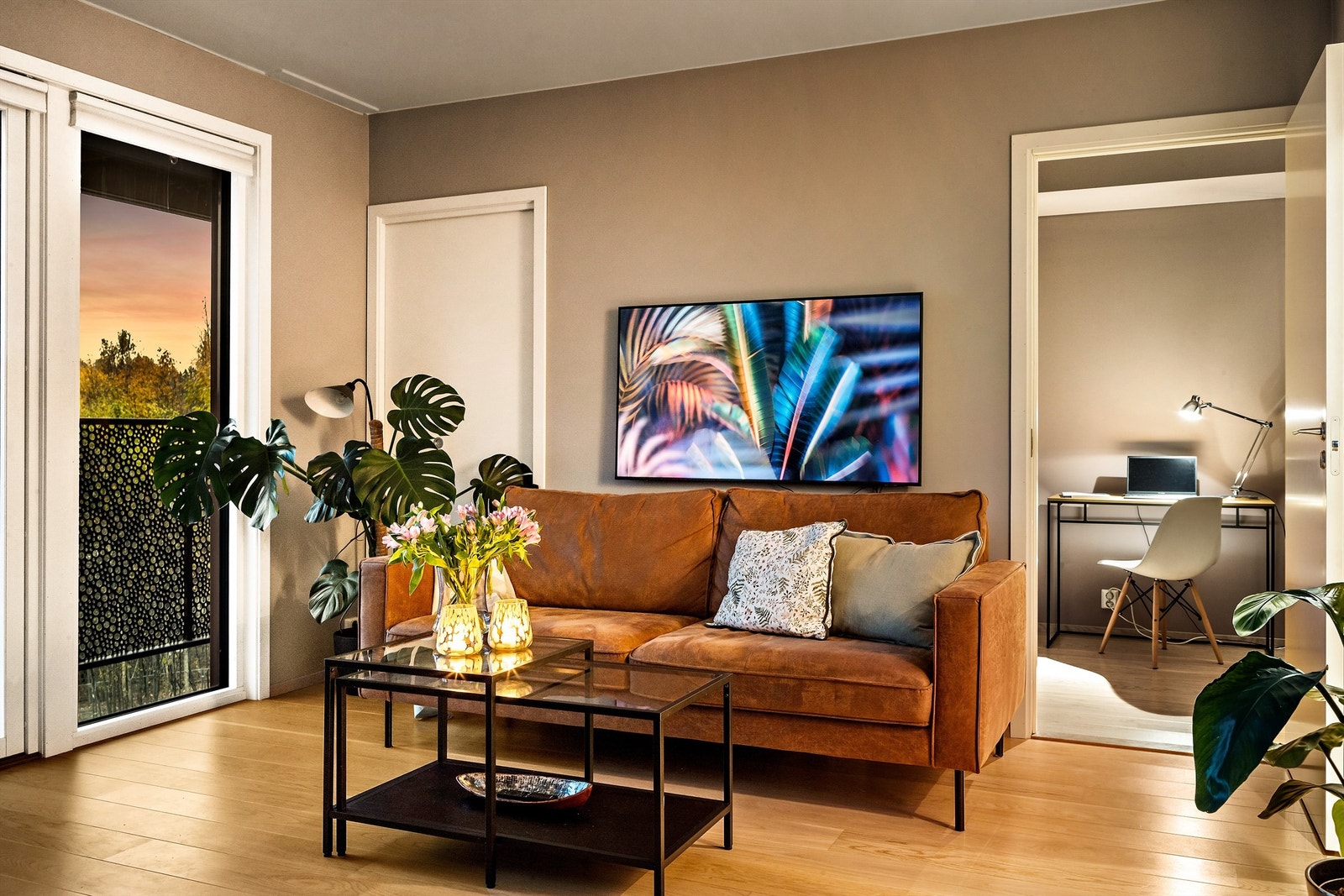 Det er to dører inn til soverommet Galleribilde