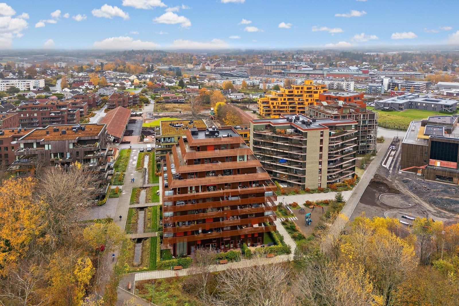 Ski sentrum har også en ny og moderne togstasjon. Follobanen reduserte reisetiden med tog mellom Ski og Oslo til kun 11-12 minutter Galleribilde