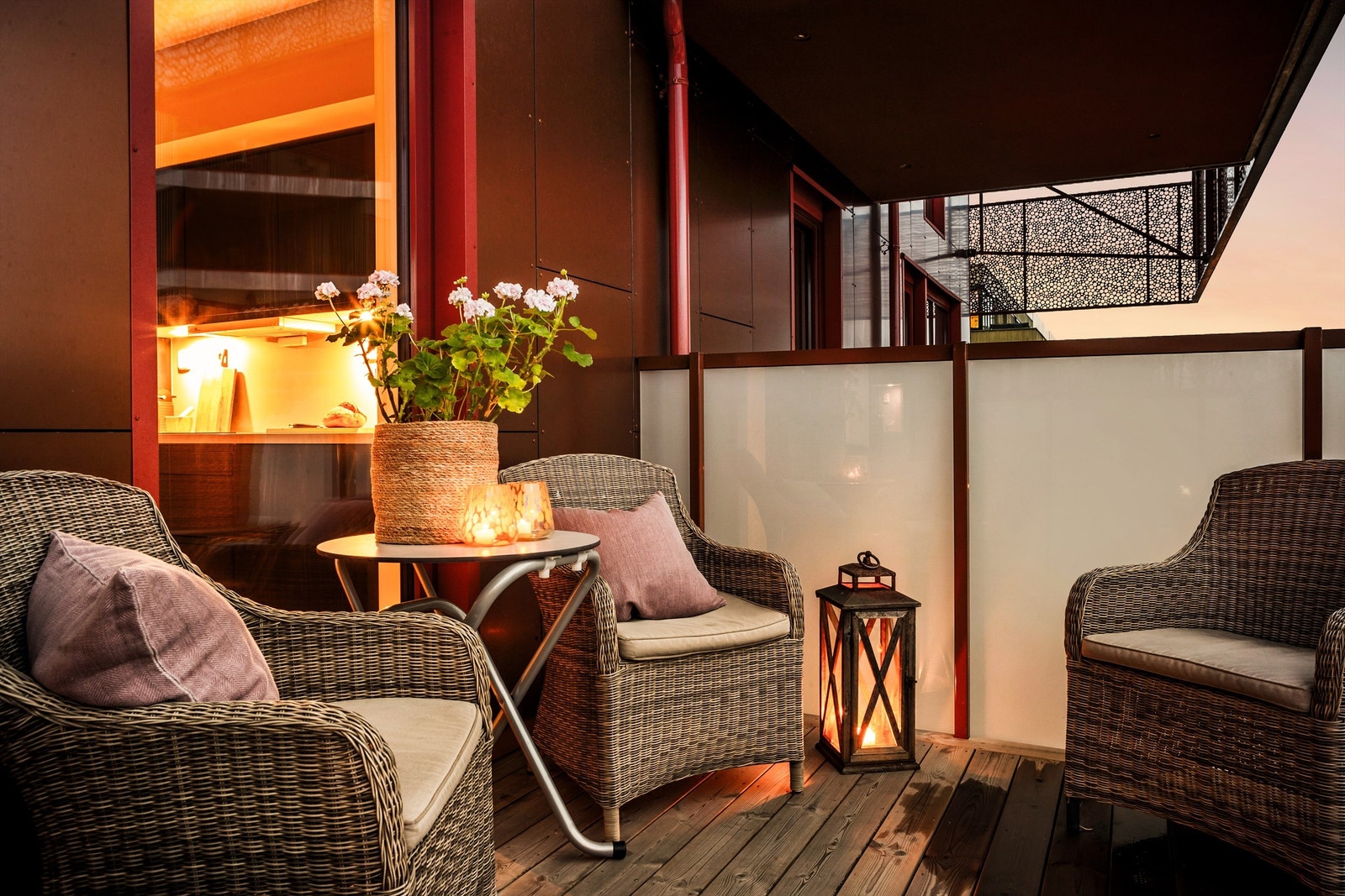 Balkongen kan møbleres med diverse hagemøbler Galleribilde