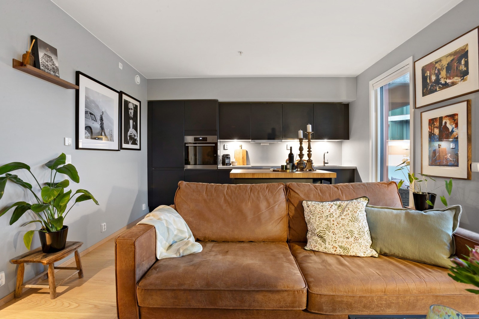 Stue og kjøkken er i en åpen løsning Galleribilde