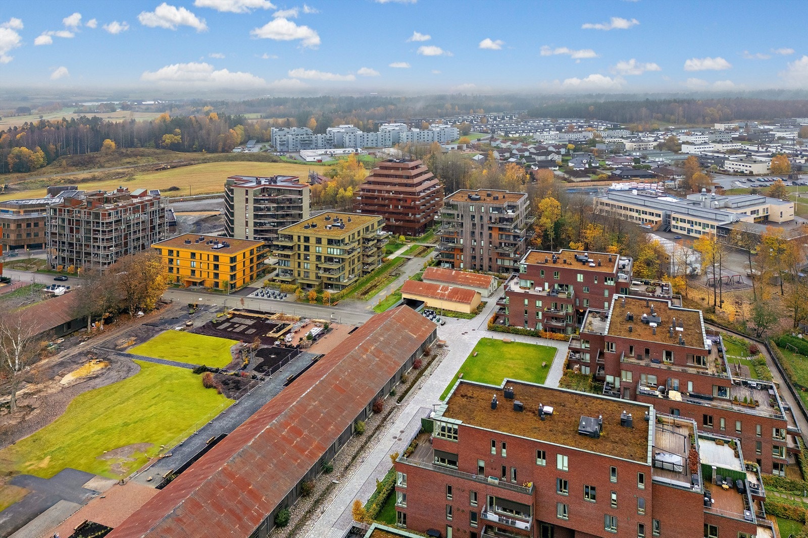 Sentrum har de fleste servicetilbud og offentlige tjenester du trenger i hverdagen, samt et hyggelig bymiljø Galleribilde