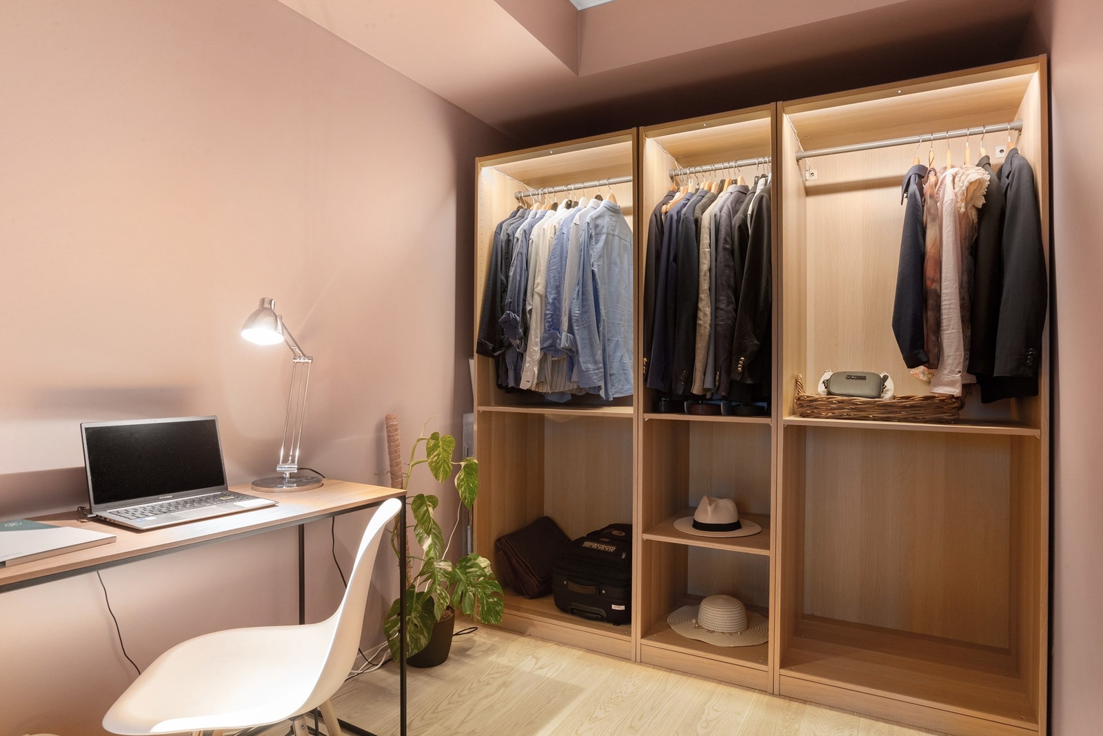 Garderobeskapet følger med salget Galleribilde