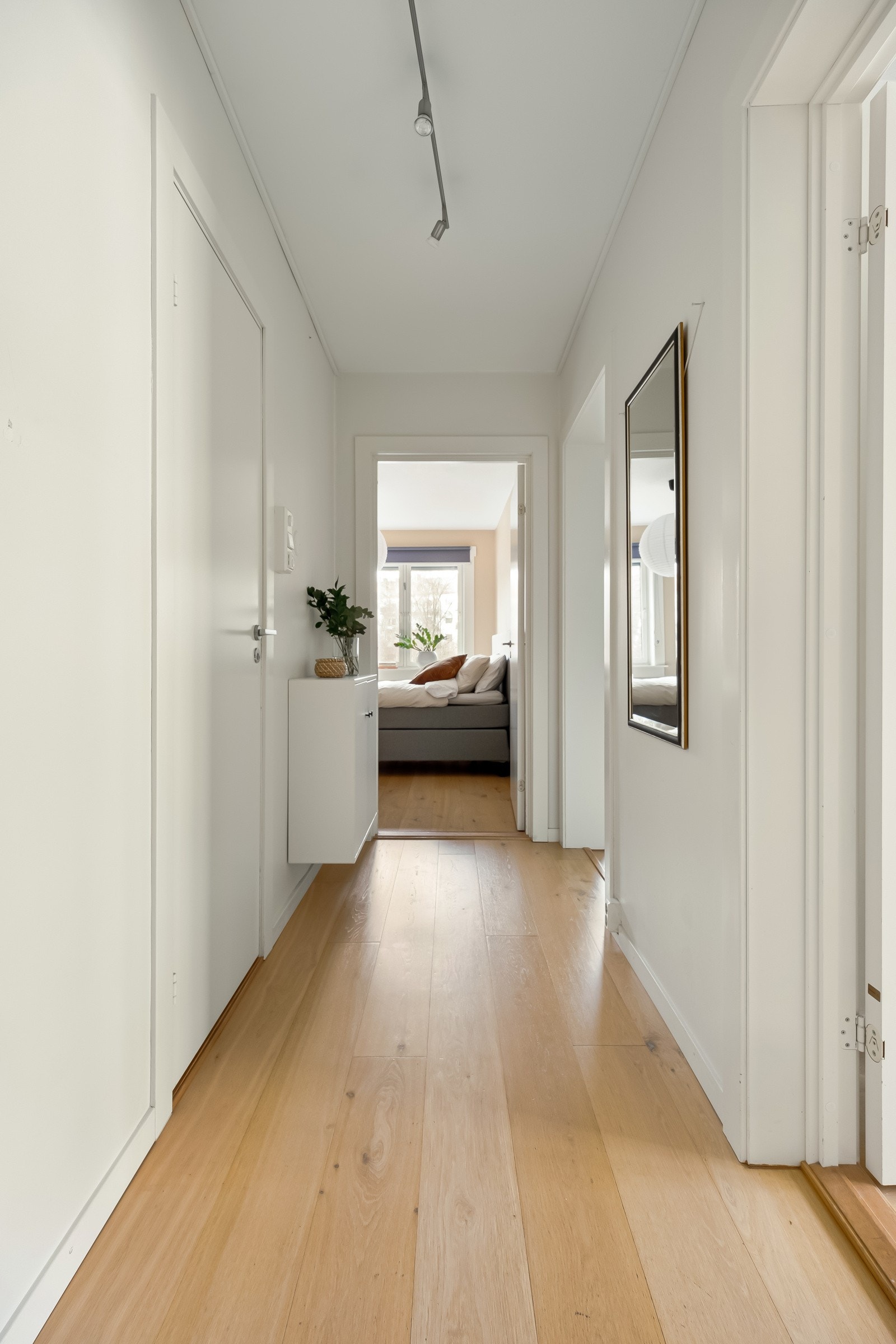 Fra gangen er det adkomst videre til alle rommene i leiligheten. Det er god plass til å henge fra seg yttertøy og plassere sko. Galleribilde