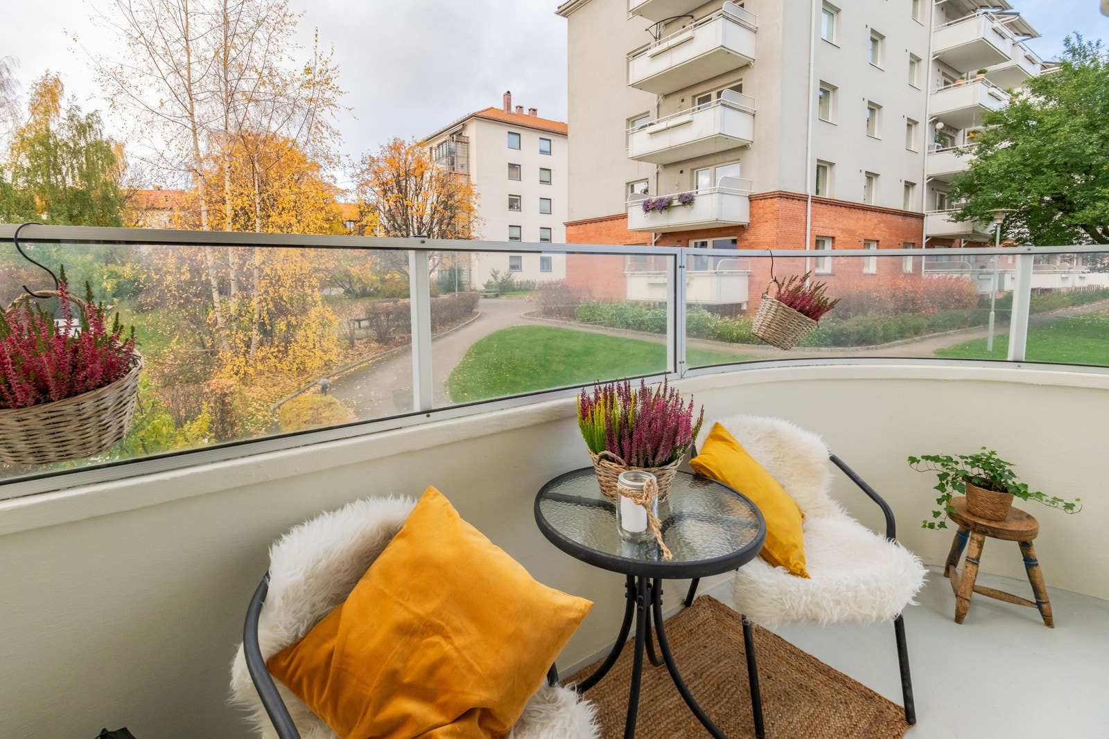 Her får du god plass til en sittegruppe og grill (elektrisk grill er tillatt). Galleribilde