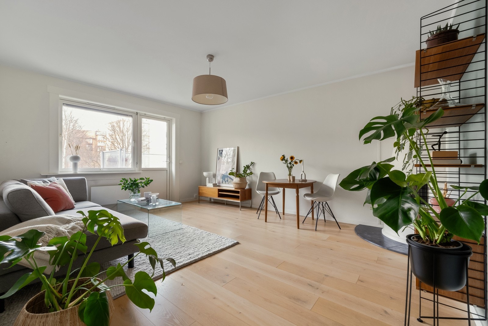 Vi snur oss og går videre ut på balkongen. Den vender mot skjermede og hyggelige grøntområder med gressplen, trær og beplantning. Galleribilde