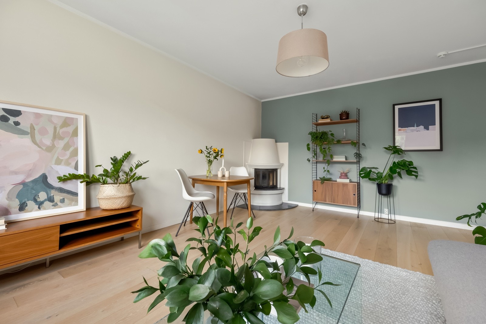 I hjørnet av stuen er det en lun peisovn som varmer skikkelig godt på kalde høst- og vinterdager. Galleribilde