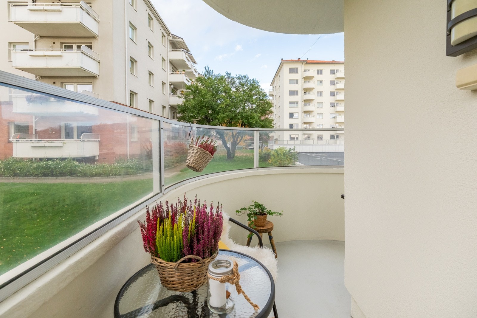 Balkongen bøyer seg rundt hushjørnet som gir mulighet for å ha separate soner. Galleribilde