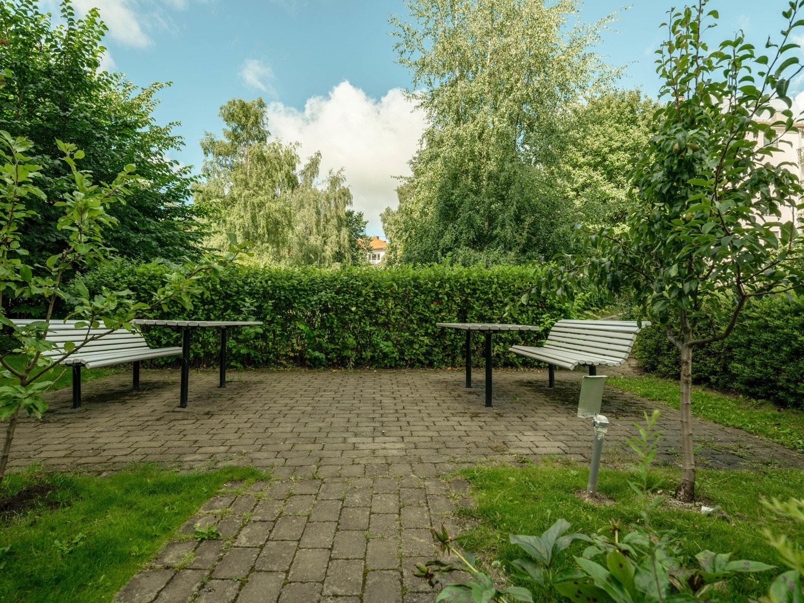 Det er fine fellesområder med sittegrupper omkranset av hekker og hyggelig beplantning. Galleribilde