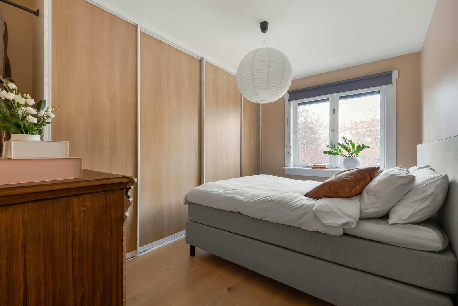 Den praktiske skyvedørsgarderoben er romslig med smarte løsninger og medfølger leiligheten ved salget. Galleribilde