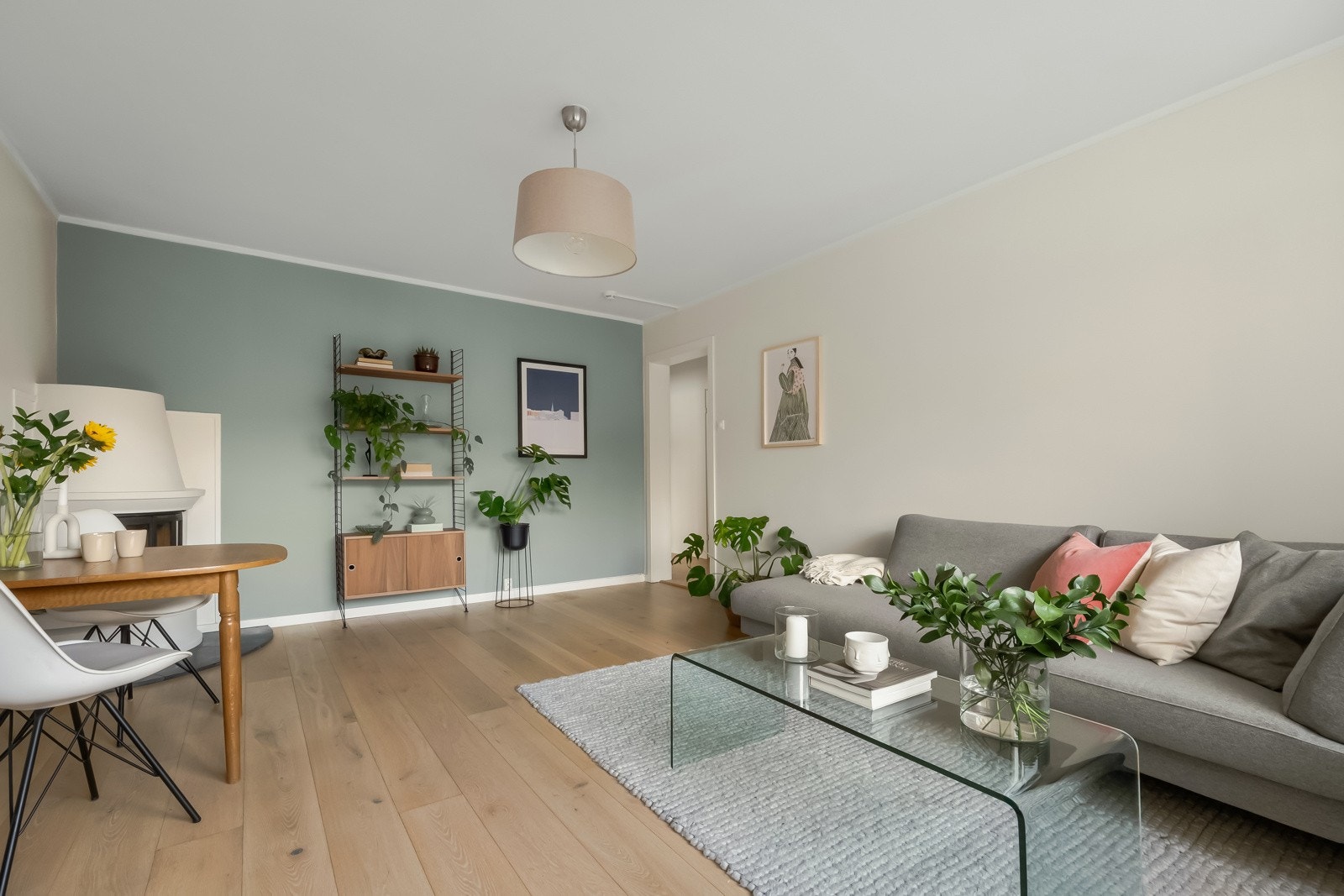 I tillegg har du plass til alt annet du trenger, som en sofagruppe, salongbord og TV-benk. Verdt å nevne: Internett er inkludert i månedlige felleskostnader. Galleribilde